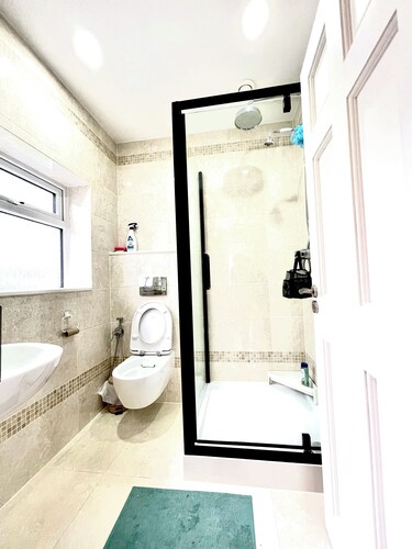 Charming Double bedroom in wonderful Dublin with free parking and WiFi