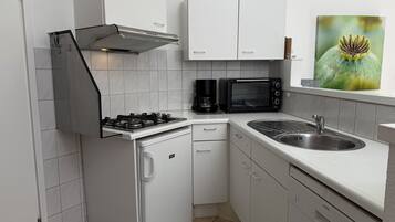 Fridge, stovetop, dishwasher, coffee/tea maker