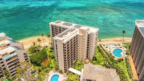 Ein Hochhotel mit Dachpool, Blick auf den Strand und Solaranlage.