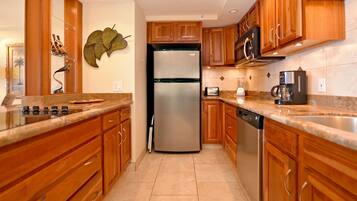 Condo, 2 Bedrooms, Ocean View | Private kitchen