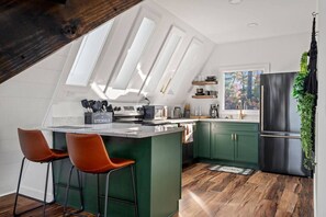 Réfrigérateur, micro-ondes, four, plaque de cuisson