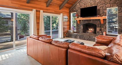 15 Blue Grouse - Serene, Hot Tub, Sauna, Fireplace, Sharc, A/C, SO Many Amenities!