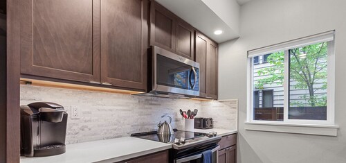 Modern Ground-Level Condo Downtown—Perfect Walkability & Shared Outdoor Space for Relaxation!