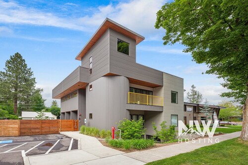 Modern Ground-Level Condo Downtown—Perfect Walkability & Shared Outdoor Space for Relaxation!