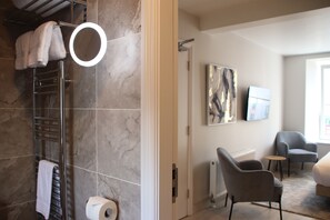 Deluxe tweepersoonskamer, uitzicht op de stad | Badkamer | Een douche, een regendouche, designer toiletartikelen, een haardroger