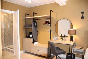 Deluxe tweepersoonskamer, uitzicht op de stad | Een laptopwerkplek, een strijkplank/strijkijzer, gratis wifi