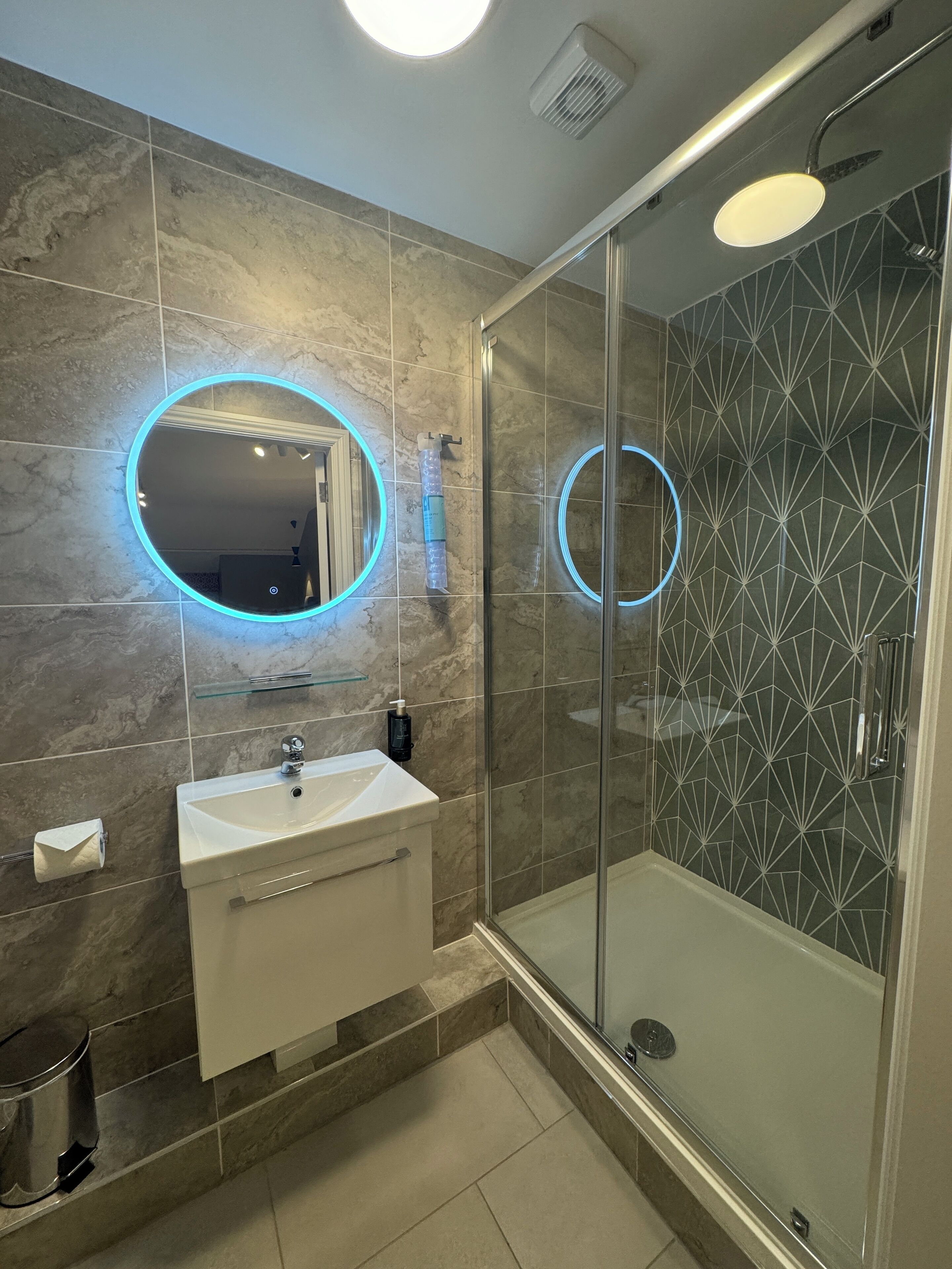 Deluxe-Doppelzimmer, Stadtblick | Badezimmer | Dusche, Regendusche, Designer-Toilettenartikel, Haartrockner
