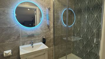 Deluxe-Doppelzimmer, Stadtblick | Badezimmer | Dusche, Regendusche, Designer-Toilettenartikel, Haartrockner