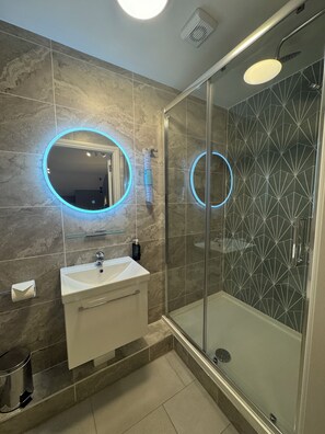 Habitación doble Deluxe, vista a la ciudad | Baño | Regadera, regadera tipo lluvia, amenidades de baño de diseñador 