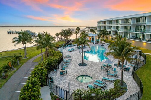 Beachside Deluxe: Endless Amenities & Private Pool!