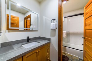 Douche, sĂšche-cheveux, serviettes fournies, shampoing