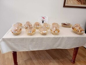 Free daily continental breakfast - soleado apart hotel (San Rafael)