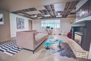 Fireplace, books - Central 1-bedroom apartment with fireplace! Perfect for single travelers! (La Crosse)