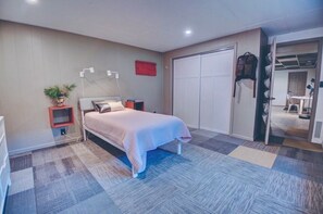 1 bedroom, desk, WiFi, bed sheets - Central 1-bedroom apartment with fireplace! Perfect for single travelers! (La Crosse)