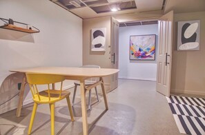 Dining - Central 1-bedroom apartment with fireplace! Perfect for single travelers! (La Crosse)