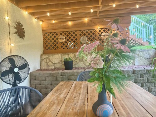 Central 1-bedroom apartment with fireplace! Perfect for single travelers!