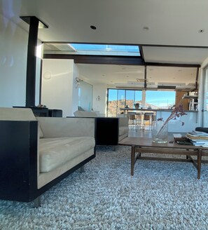 Smart-TV, DVD-Player, Bücher, Stereoanlage