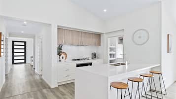 Køleskab, mikrobølgeovn, ovn, kogeplade