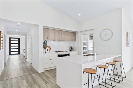 Fridge, microwave, oven, stovetop. Yarrawonga Getaway, perfect for families and large groups!