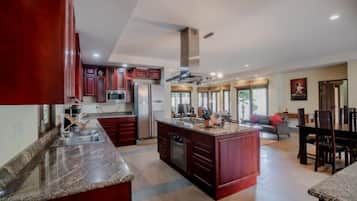 Jääkaappi, mikroaaltouuni, liesi, kahvin-/teenkeitin