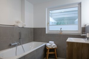 Shower - Strandläufer A2 - Holiday apartment "Strandläufer A2" in Wenningstedt with 3 bedrooms (Wenningstedt-Braderup (Sylt))