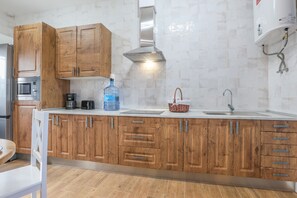 冷蔵庫、電子レンジ、コンロ、コーヒー / ティーメーカー