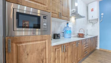 Fridge, microwave, stovetop, coffee/tea maker