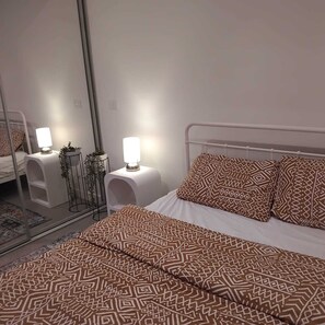 1 bedroom, desk, WiFi, bed sheets