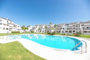 Una piscina al aire libre