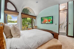 6 bedrooms, iron/ironing board, travel cot, WiFi