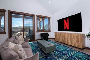 TV, lareira, livros, aparelho de som