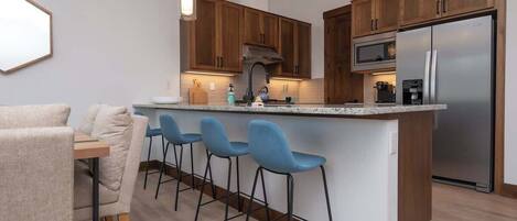 Jääkaappi, mikroaaltouuni, uuni, liesi