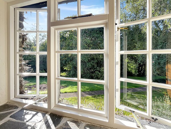 المنشأة من الداخل