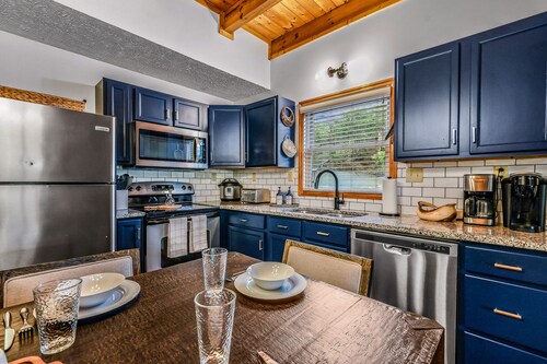 Stylish Family Cabin • 4BR, Hot Tub, Arcades • Near Dollywood