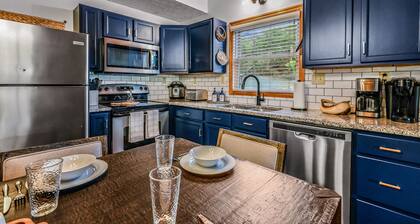Stylish Family Cabin • 4BR, Hot Tub, Arcades • Near Dollywood