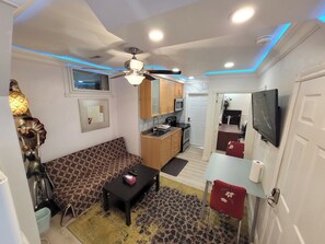 Living area - Elegant Modern 1 Bedroom Apt in Toronto North York (Toronto)