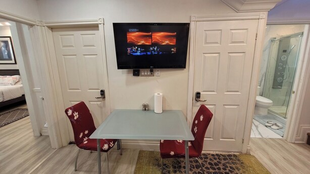 Room - Elegant Modern 1 Bedroom Apt in Toronto North York (Toronto)