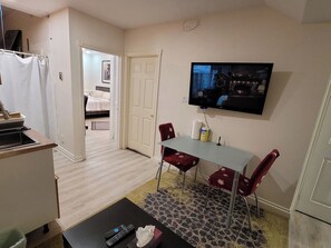 1 habitación, tabla de planchar con plancha, wifi y ropa de cama