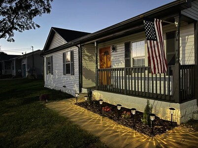 Charming 3-bedroom house in Pleasant Oak Grove with AC, WiFi