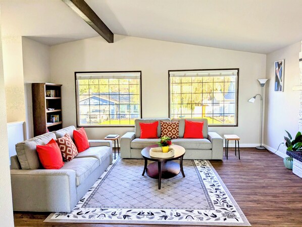 Téléviseur connecté, foyer, livres, écran d’ordinateur