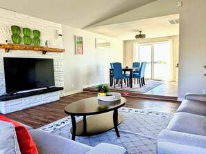 Téléviseur connecté, foyer, livres, écran d’ordinateur