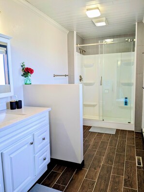 Shower, hair dryer, towels, soap - Peaceful Lakehouse! (Moses Lake)