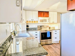 Frigorífico, microondas, horno y placa de cocina