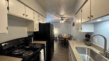 Refrigerador, horno, parrilla de estufa y cafetera y tetera