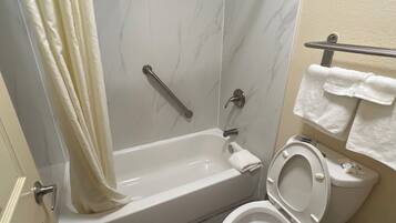 Duschwanne, Handtücher, Seife, Shampoo