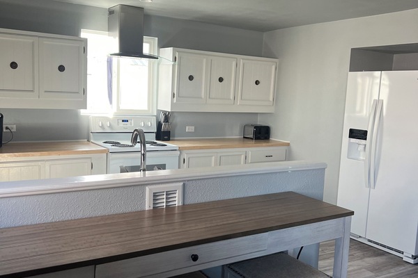 Een koelkast, een magnetron, een oven, een kookplaat