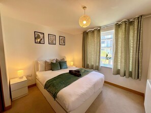 2 bedrooms, iron/ironing board, WiFi, bed sheets - Modern 2-Bed Dartford - Free Parking & Fast WiFi (Dartford kent)