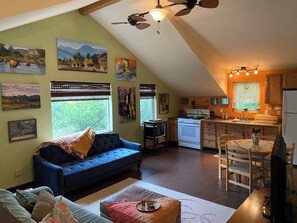 TV - Cozy 1-bedroom stand alone apartment in fantastic Missoula, MT.!!! (Missoula)