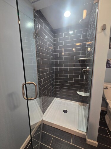 Stand Alone Studio, Free Off Street Parking, Walkable 2 Downtown, Beautiful Area
