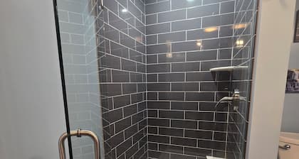 Stand Alone Studio, Free Off Street Parking, Walkable 2 Downtown, Beautiful Area